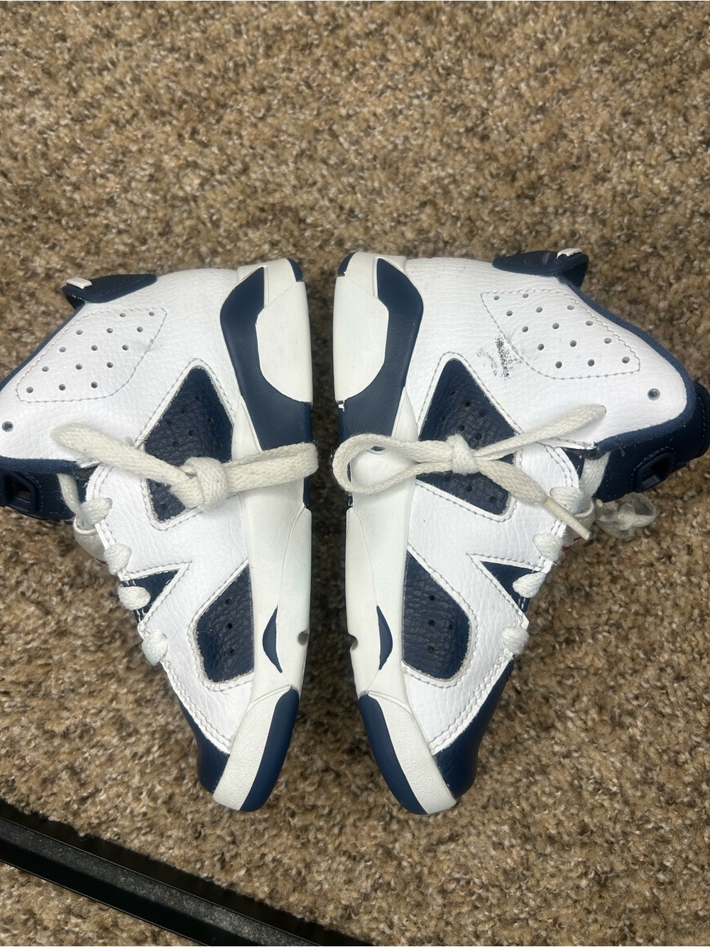 AIR JORDAN 6
RETRO WHITE AND MIDNIGHT NAVY - Picture 3 of 7
